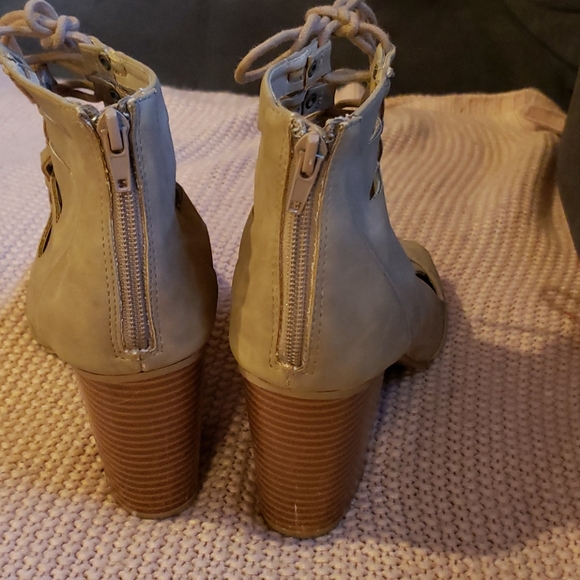 Heels - Picture 4 of 10